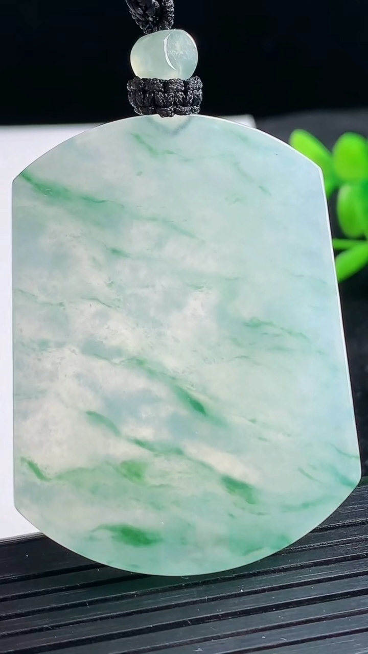 天然A货翡翠种飘花无事牌吊坠尺寸52.2-39.4-4.6重量:32.53g
3月25日