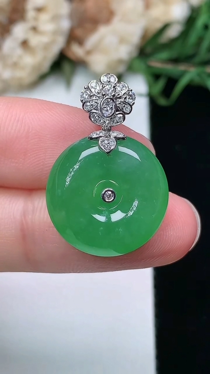 天然A货翡翠平安扣吊坠，尺寸16.9-5.7，重量:4.00g
3月25日
