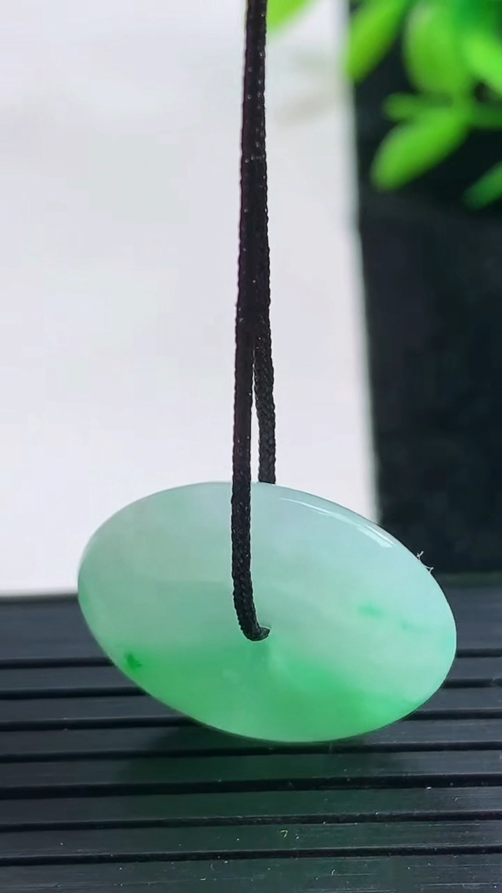 天然A货翡翠平安扣吊坠尺寸21.3-5.8重量:5.74g
3月25日