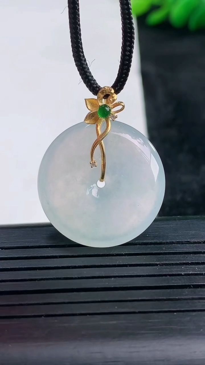 天然A货翡翠种白冰平安扣吊坠尺寸23.5-5.1重量:6.19g
3月25日