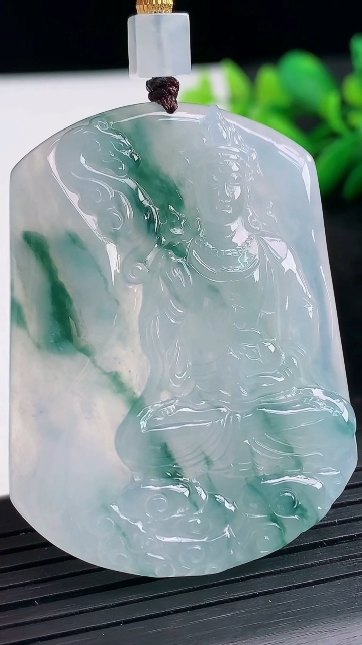 天然A货翡翠冰种飘花大势至菩萨吊坠尺寸52.1-38.9-5.4重量:27.22g
3月25日