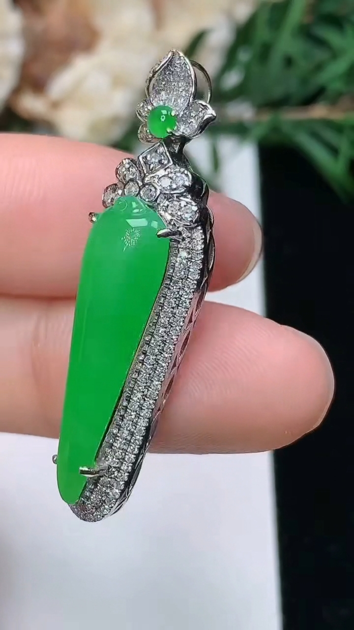 天然A货翡翠福瓜吊坠，尺寸37.3-10-8.4，裸石24-6.8，重量:4.02g
3月25日