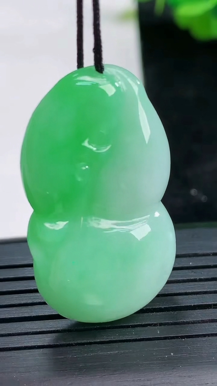 天然A货翡翠葫芦吊坠尺寸37.6-21-9重量:12.64g
3月25日