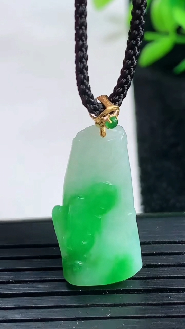 天然A货翡翠节节高升 竹节吊坠尺寸26.1-12.4-4.8重量:3.90g
3月25日