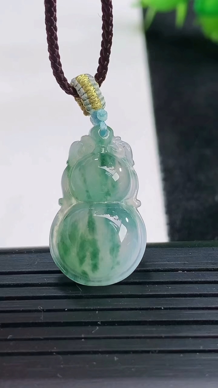 天然A货翡翠冰种飘花葫芦吊坠尺寸25-14.8-6.1重量:3.61g
3月25日