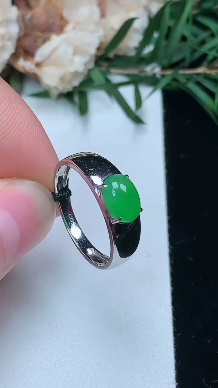天然A货翡翠蛋面戒指，尺寸17.4-7.4-5.6，重量:1.82g2026年3月25日
工厂直销收