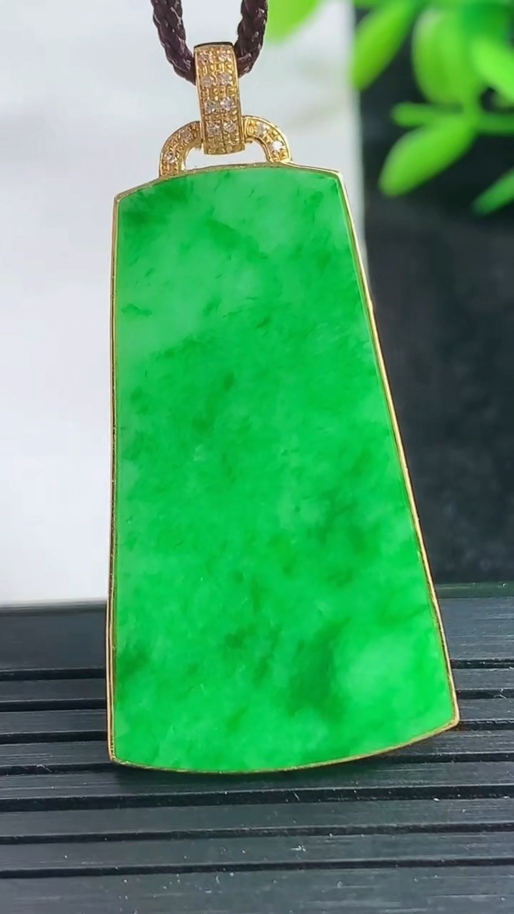 天然A货翡翠无事牌吊坠尺寸43-20.7-2.6重量:5.38g
3月25日