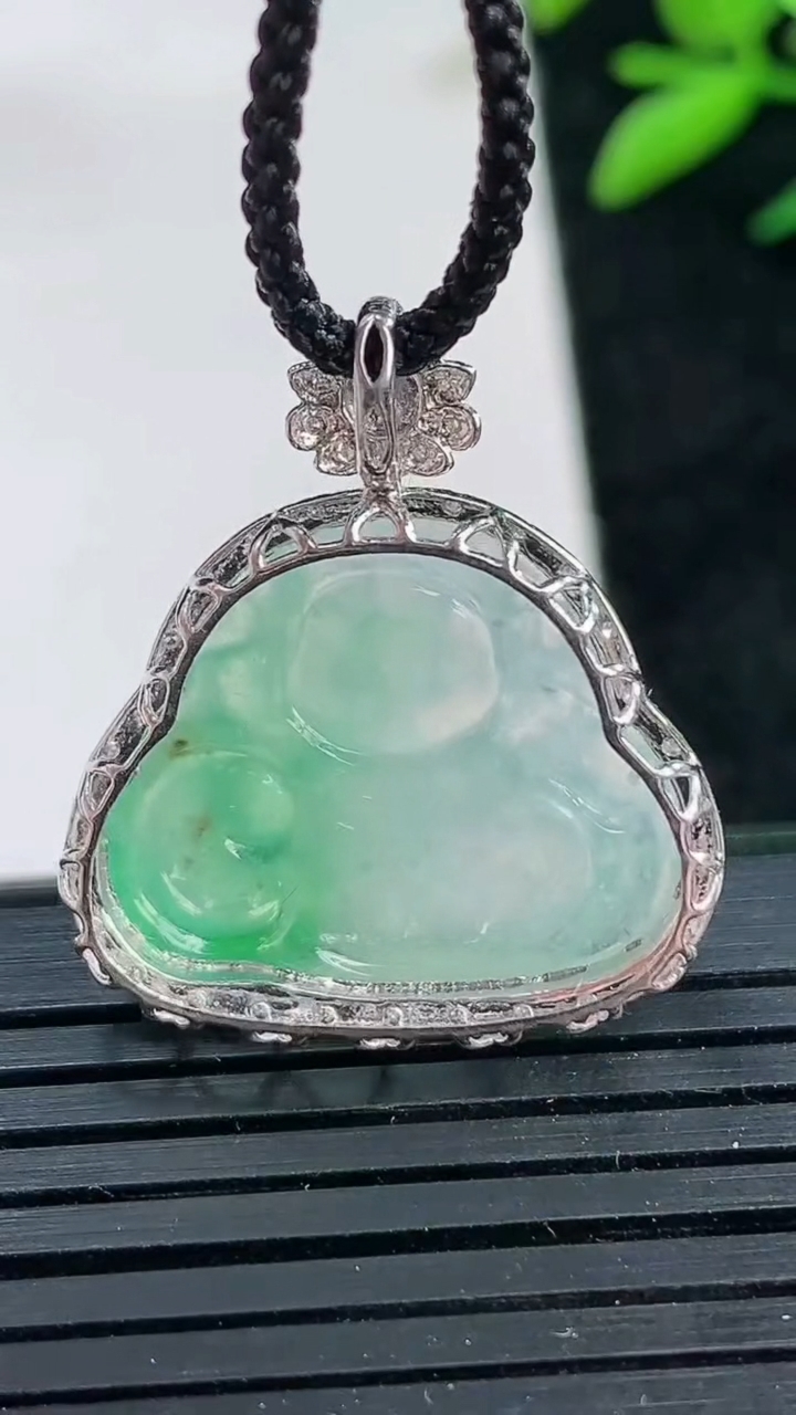 天然A货翡翠财神爷吊坠尺寸26.3-23.4-9.6裸石17.7-21重量:4.40g
3月25日