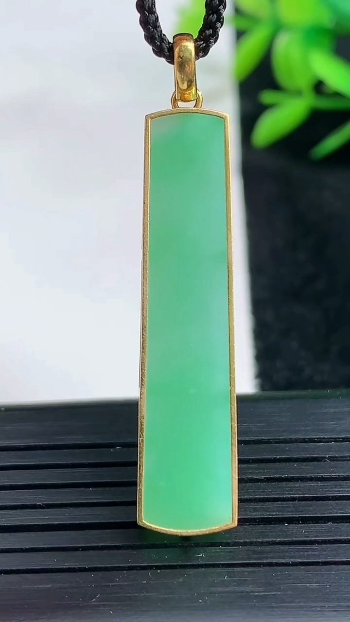 天然A货翡翠无事牌吊坠尺寸38.9-9-4.5重量:5.75g
3月25日