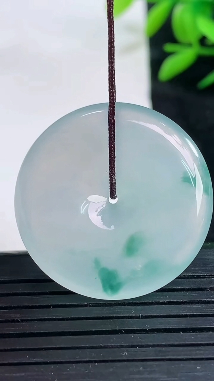 天然A货翡翠种飘花平安扣吊坠尺寸29.4-5.7重量:11.23g
3月25日