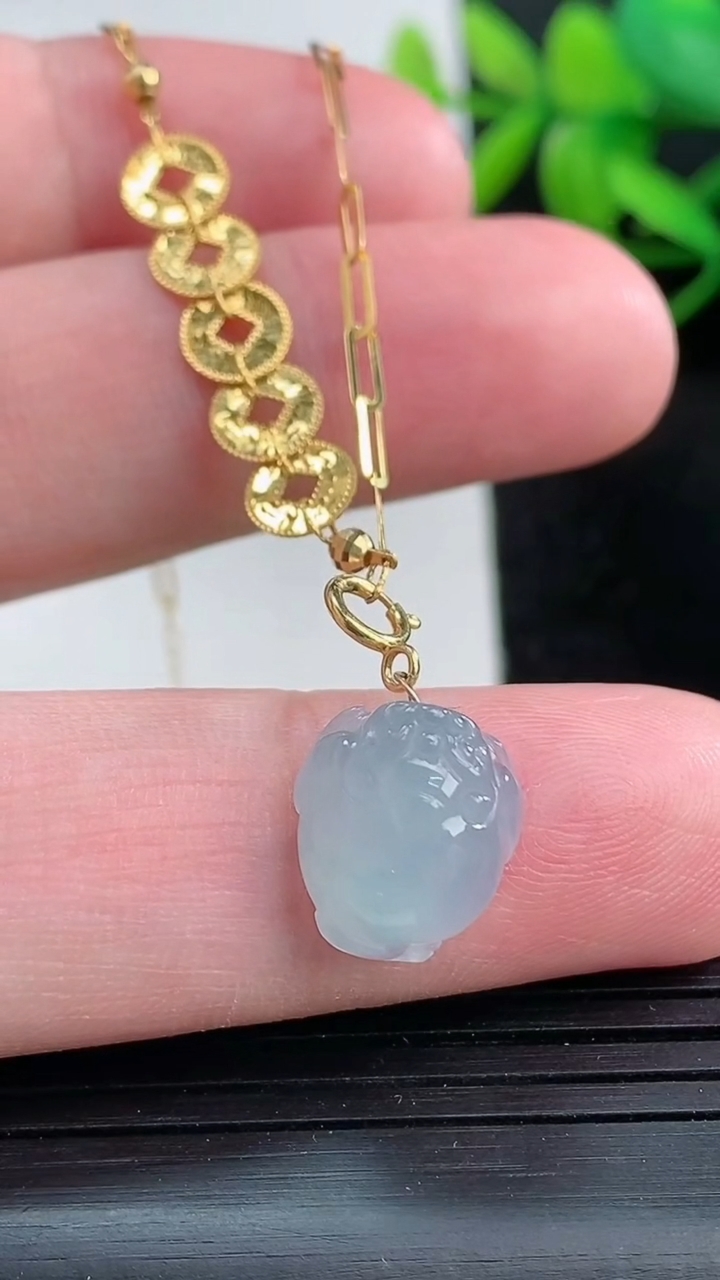 天然A货翡翠18K金紫罗兰金蟾手链尺寸12-11-6.8重量:2.80g
3月25日