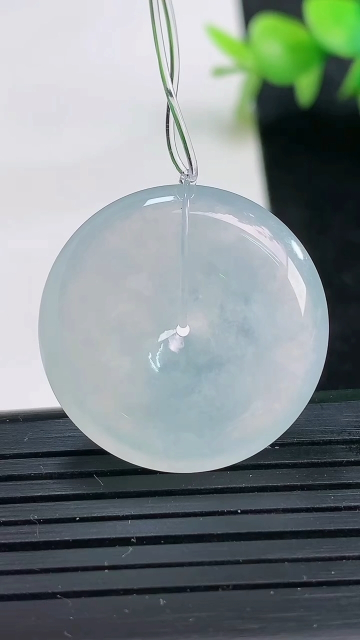 天然A货翡翠平安扣吊坠尺寸26-5.8重量:8.28g
3月25日