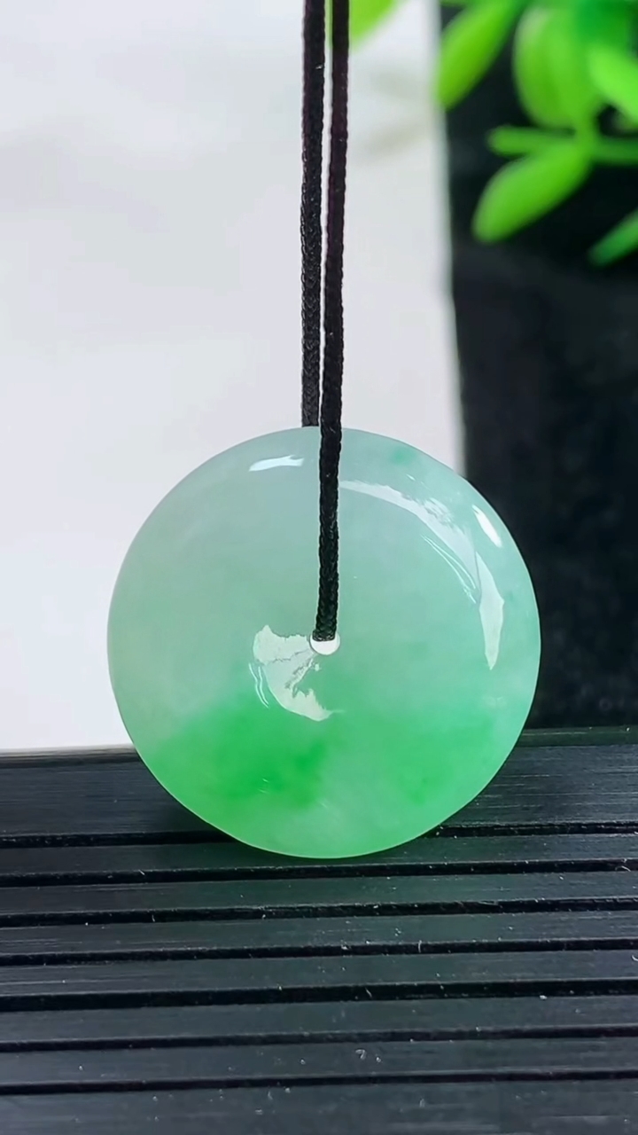 天然A货翡翠平安扣吊坠尺寸21.3-5.8重量:5.74g
3月25日