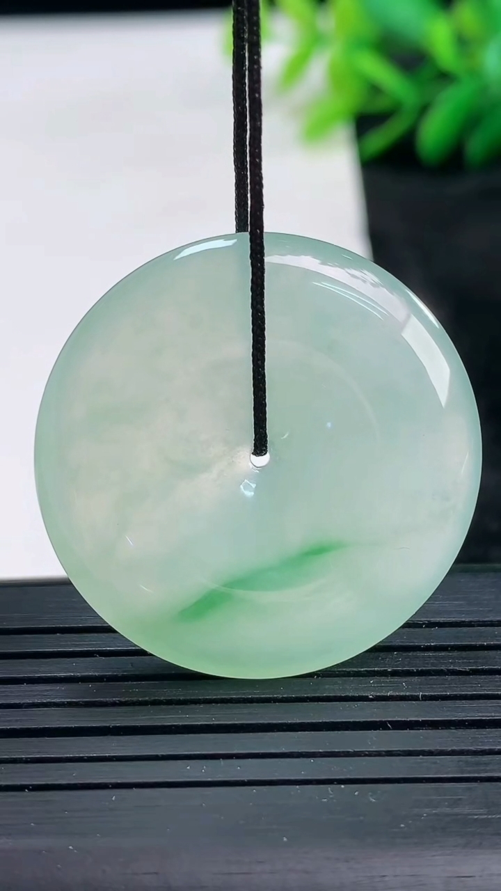 天然A货翡翠平安扣吊坠尺寸32.7-5.8重量:12.46g
3月25日