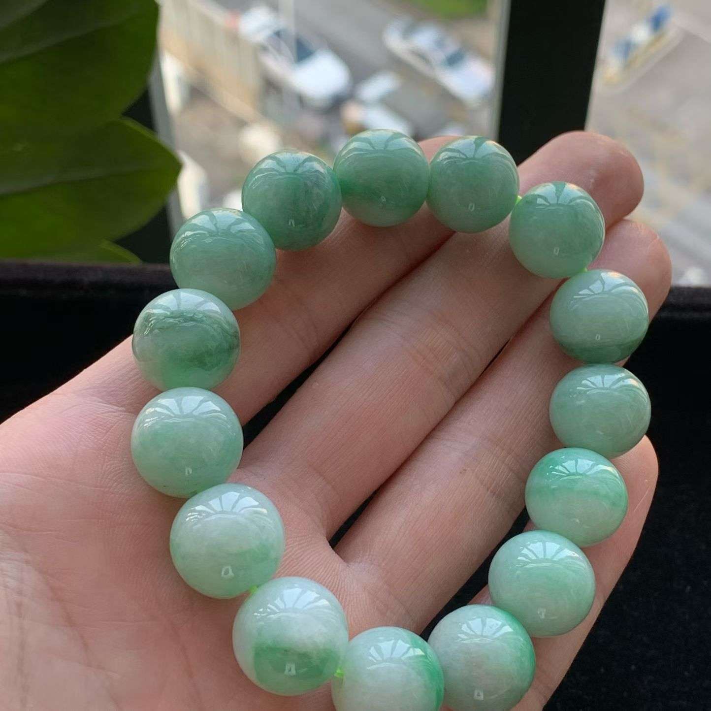 A货天然翡翠冰糯种飘绿手串重量70.75
3月25日