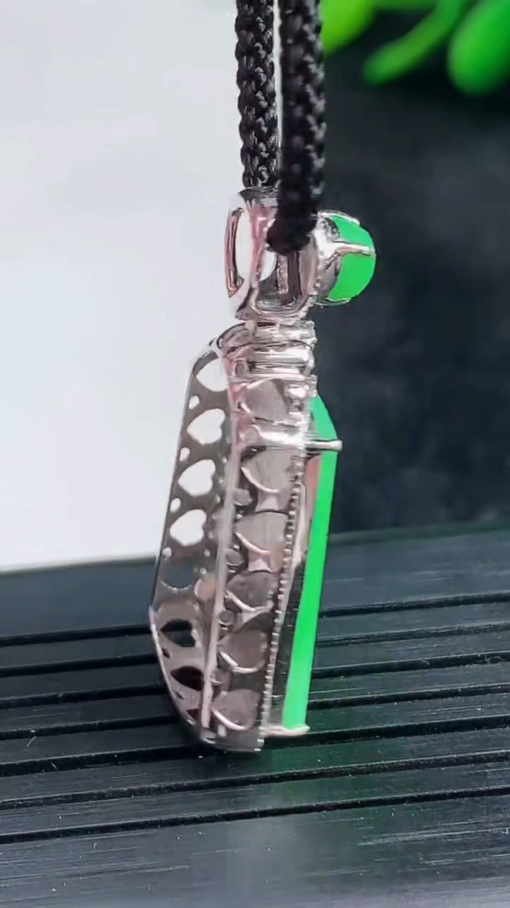 天然A货翡翠无事牌吊坠尺寸30.8-14.4-6.3裸石18.8-12.7重量:3.21g
3月25日