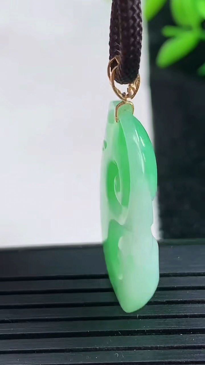 天然A货翡翠如意吊坠尺寸22.8-20.5-5.9重量:6.78g
3月25日