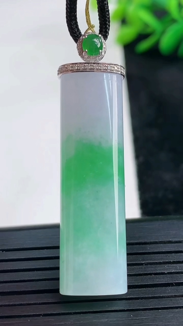 天然A货翡翠无事牌吊坠尺寸42-12-7.1重量:11.15g
3月25日