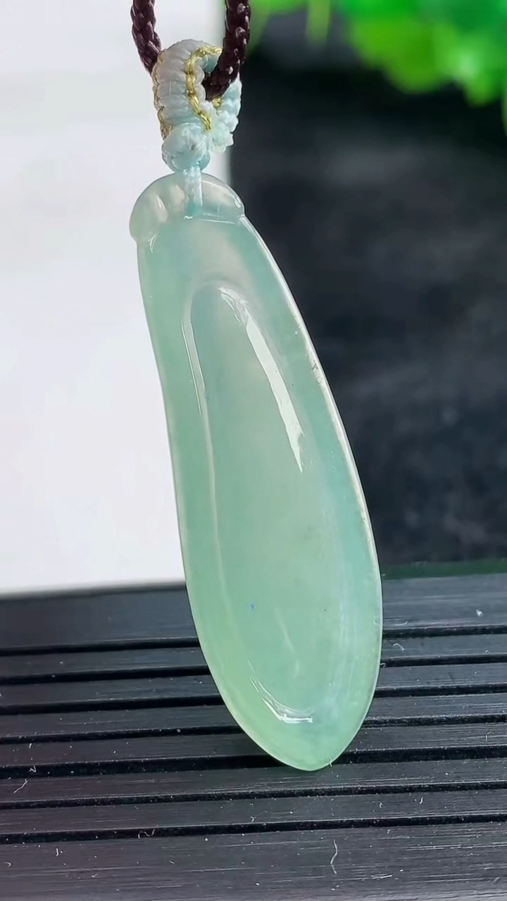 天然A货翡翠福瓜吊坠尺寸38.2-11.6-5.6重量:4.52g
3月25日