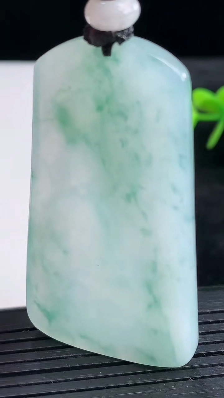 天然A货翡翠飘花观音菩萨吊坠尺寸58.4-32.9-5.5重量:28.22g
3月25日