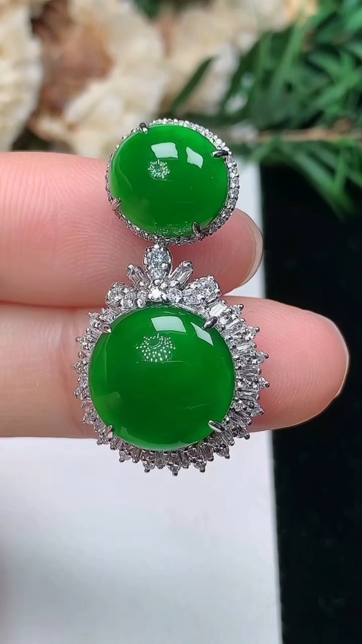 天然A货翡翠蛋面吊坠，尺寸30.3-17-9，裸石12，重量:4.29g
3月25日