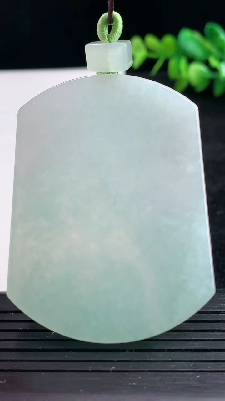 天然A货翡翠无事牌吊坠尺寸56.2-42.1-5.4重量:37.85g
3月25日