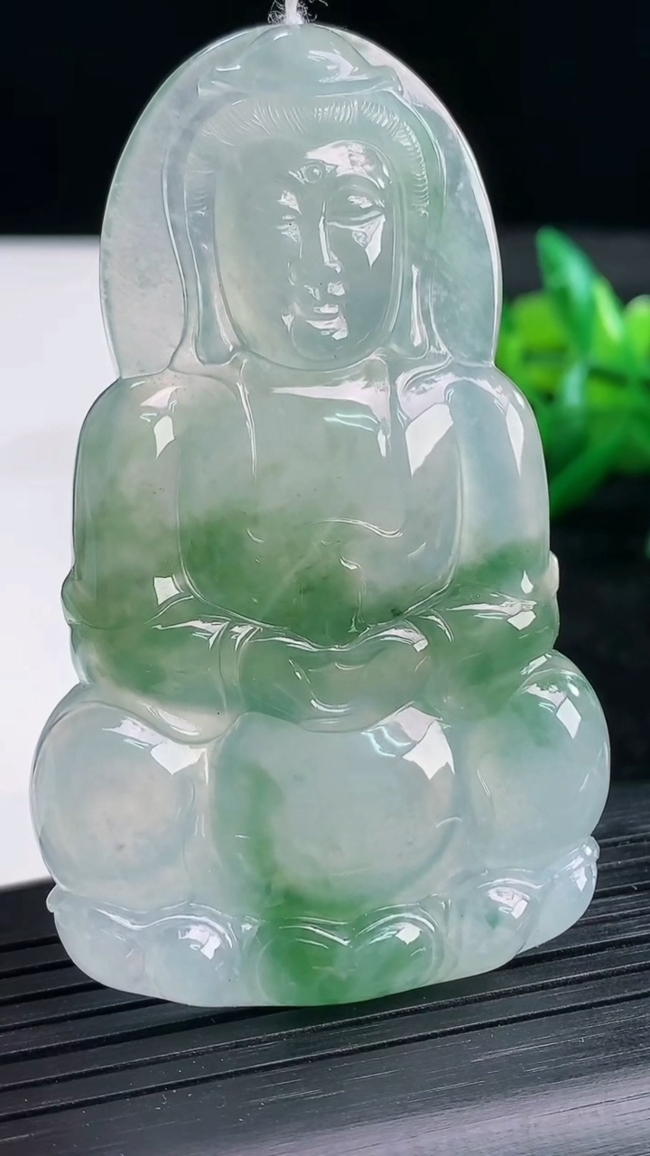 天然A货翡翠观音菩萨吊坠尺寸66.6-40.6-5.4重量:27.19g
3月25日