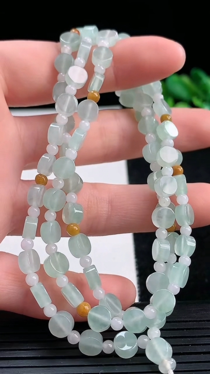 天然A货翡翠无事牌项链尺寸5.5-2.9重量:21.90g3月25日
工厂直销收藏佳品,种好水足，色泽均匀，有种有色，上手高大气！