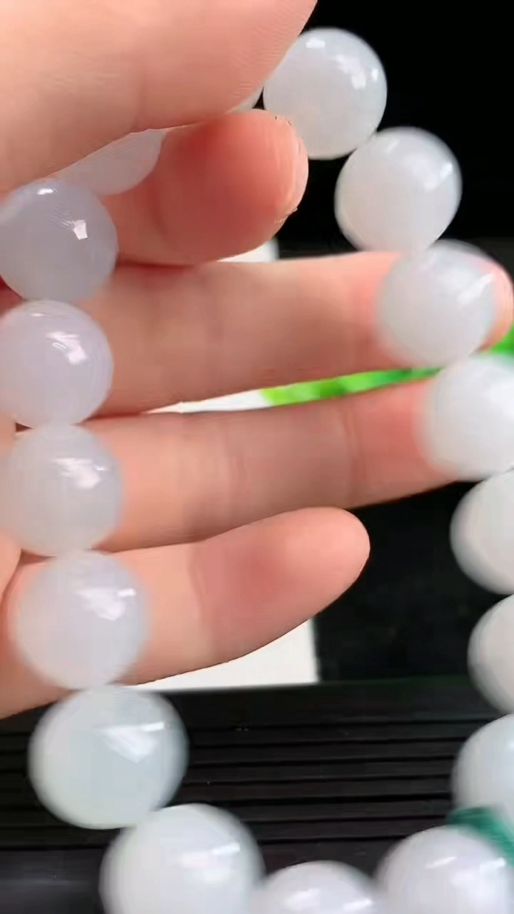 天然A货翡翠圆珠手串尺寸11.9-17颗重量:53.78g3月25日
工厂直销收藏佳品,种好水足，色泽均匀，有种有色，上手高大气！