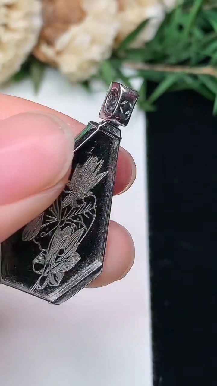 天然A货翡翠无事牌吊坠，尺寸25-17.7-3.6，重量:3.80g
3月25日