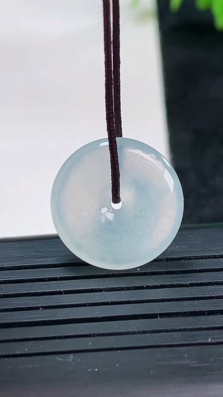 天然A货翡翠平安扣吊坠尺寸18-4.1重量:2.93g
3月25日