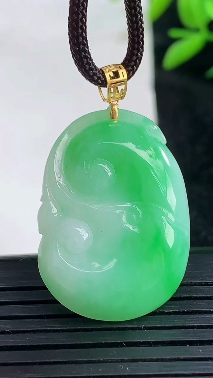 天然A货翡翠如意吊坠尺寸22.8-20.5-5.9重量:6.78g
3月25日