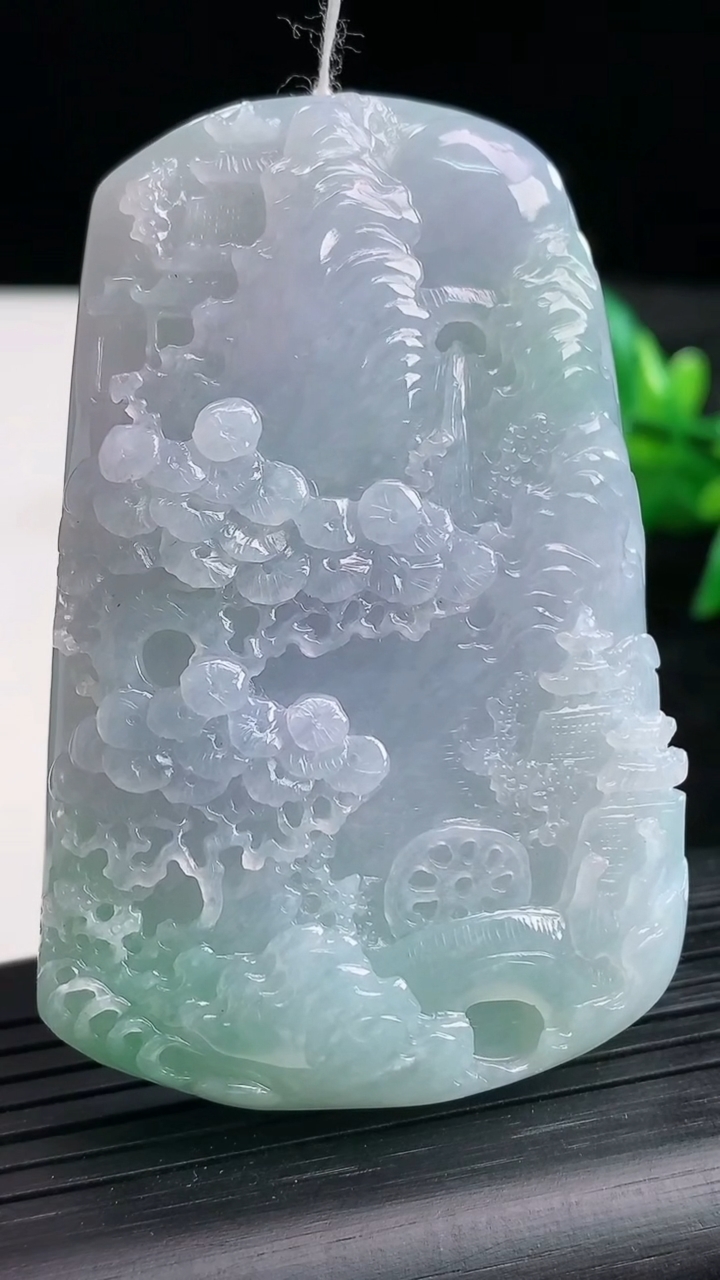 天然A货翡翠春带彩紫罗兰山水牌吊坠尺寸64.7-43.3-11.7重量:69.63g
3月25日