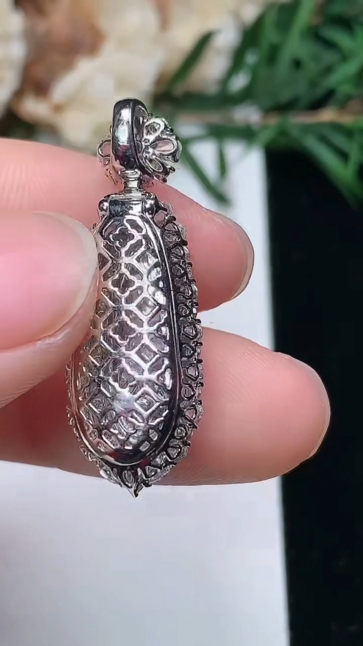 天然A货翡翠福豆吊坠，尺寸30.6-10.7-9.3
3月25日