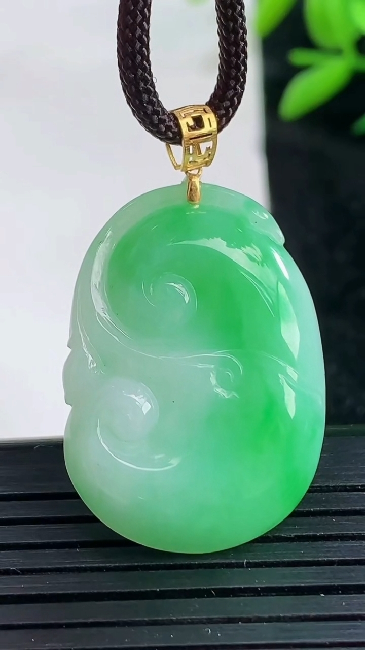 天然A货翡翠如意吊坠尺寸22.8-20.5-5.9重量:6.78g
3月25日