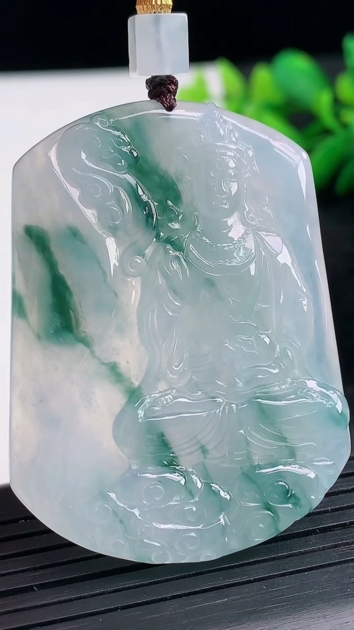 天然A货翡翠冰种飘花大势至菩萨吊坠尺寸52.1-38.9-5.4重量:27.22g
3月25日