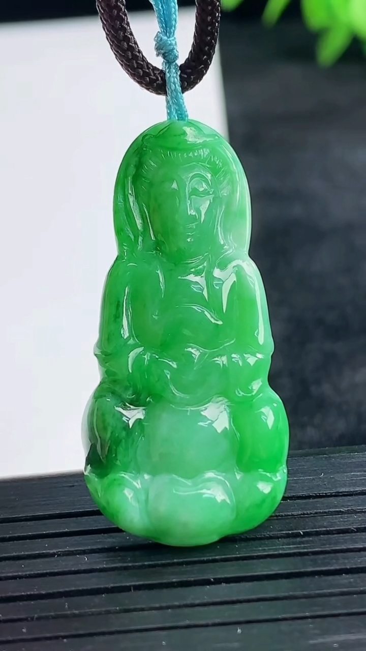 天然A货翡翠观音菩萨吊坠尺寸39.1-18.7-4.6重量:5.87g
3月25日
