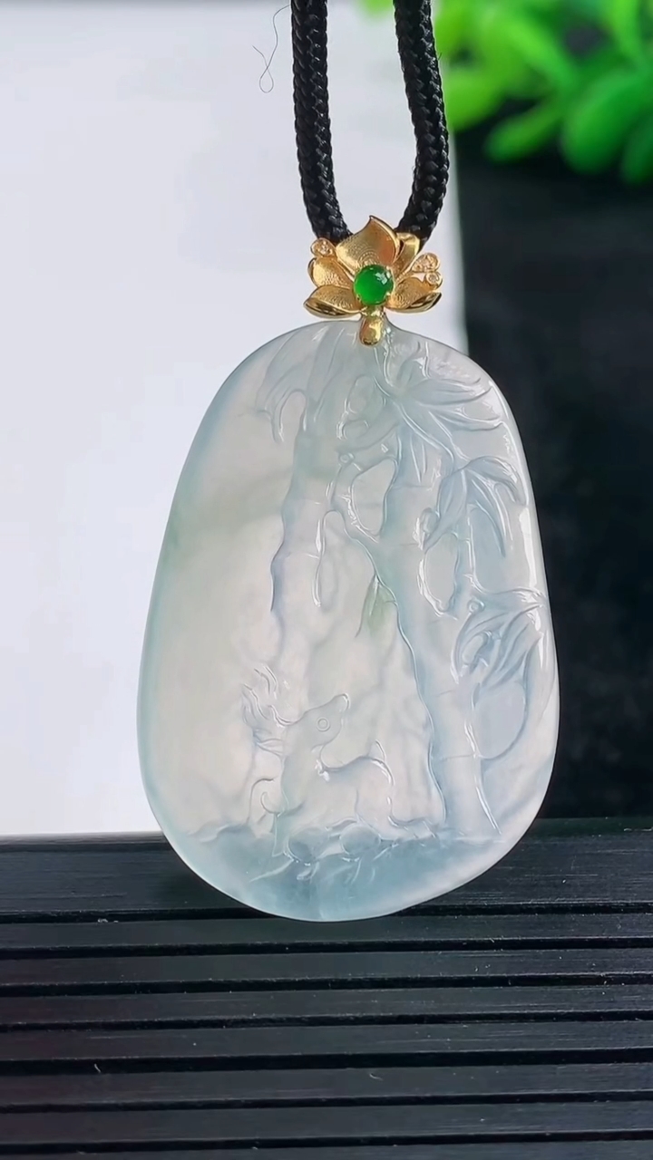 天然A货翡翠梅花鹿吊坠尺寸35.3-24.6-3.6重量:7.58g
3月25日