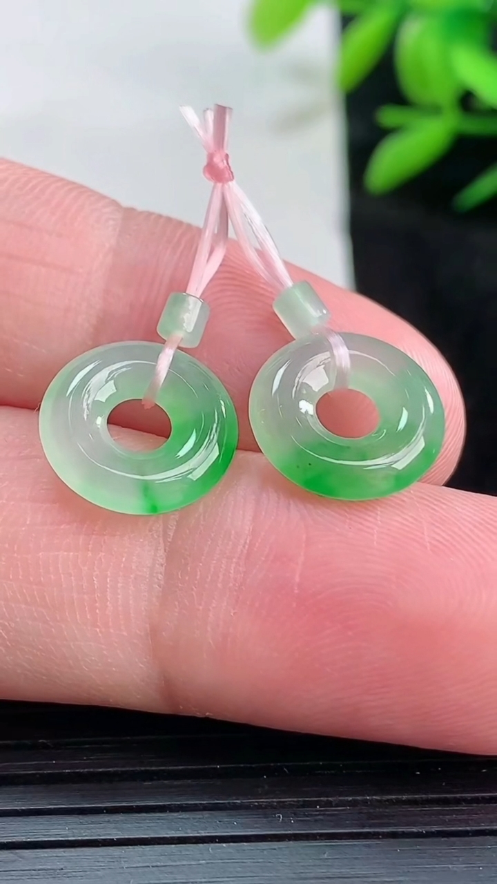 天然A货翡翠平安环吊坠一对尺寸11.6-2.5重量:1.63g
3月25日