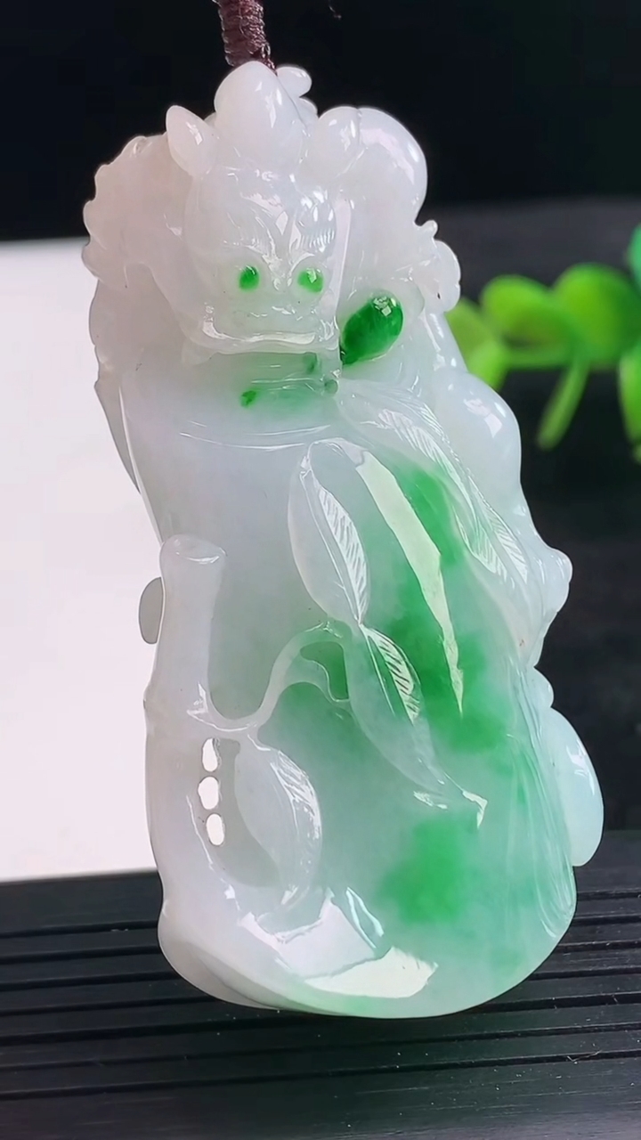 天然A货翡翠节节高升 竹节吊坠尺寸61-32.6-14.4重量:55.84g
3月25日