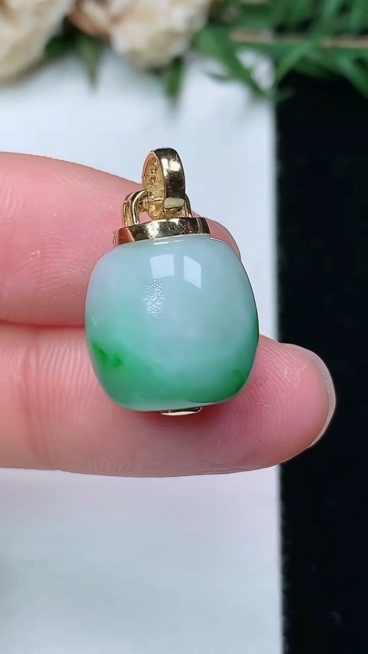 天然A货翡翠路路通吊坠，尺寸12.5-13.2，重量:5.17g
3月25日