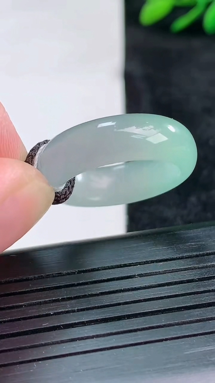 天然A货翡翠指环戒指尺寸17.6-6.7-3.8重量:4.94g2026年3月25日
工厂直销收藏佳品,种好水足，色泽均匀，有种有色，上手高大气！