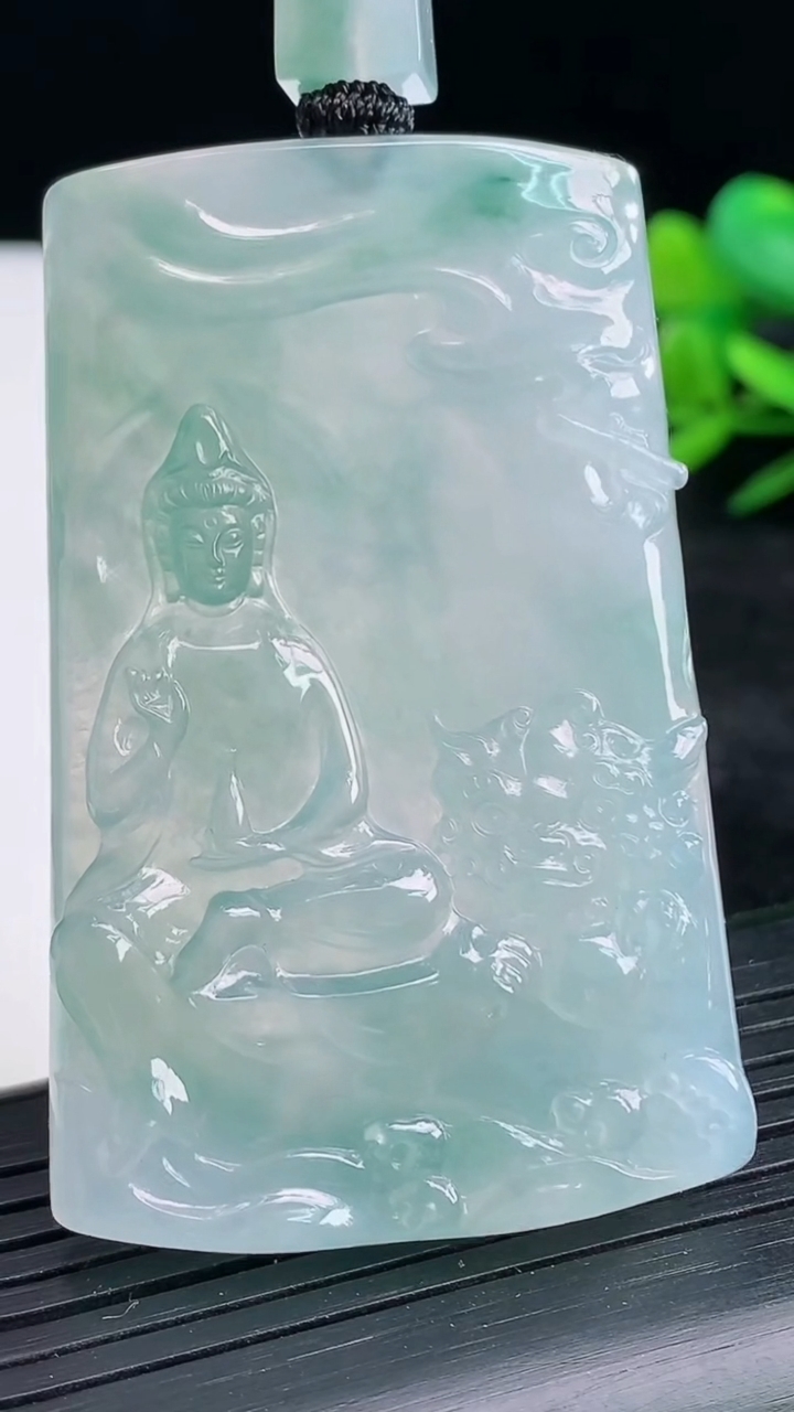 天然A货翡翠种飘花文殊菩萨吊坠尺寸58.2-37.8-5.4重量:35.32g
3月25日