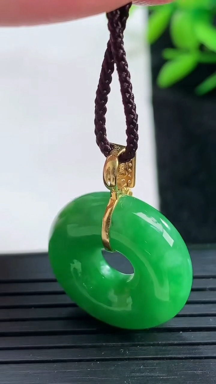 天然A货翡翠平安扣吊坠尺寸21.4-6.8重量:6.83g
3月25日