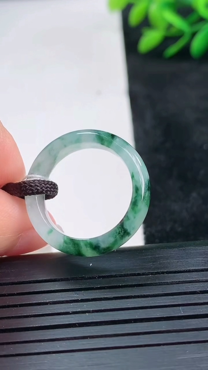 天然A货翡翠飘花指环戒指尺寸18.1-5.5-3.1重量:3.48g2026年3月25日
工厂直销收藏佳品,种好水足，色泽均匀，有种有色，上手高大气！