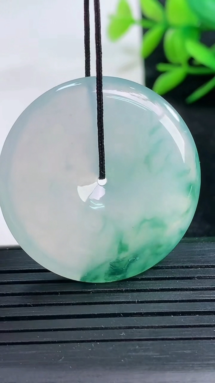 天然A货翡翠种飘花平安扣吊坠尺寸34.5-5.7重量:14..2g
3月25日