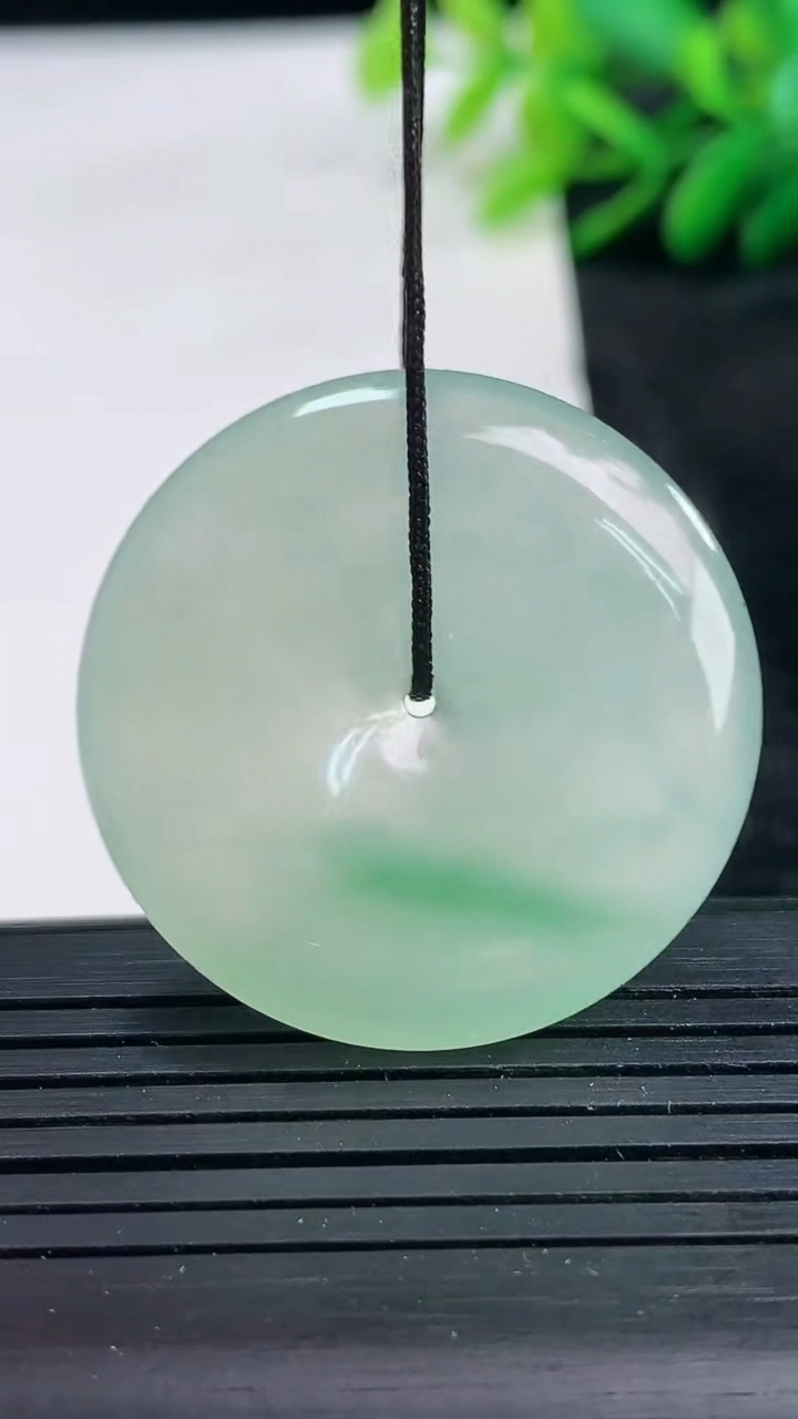 天然A货翡翠平安扣吊坠尺寸32.7-5.8重量:12.46g
3月25日