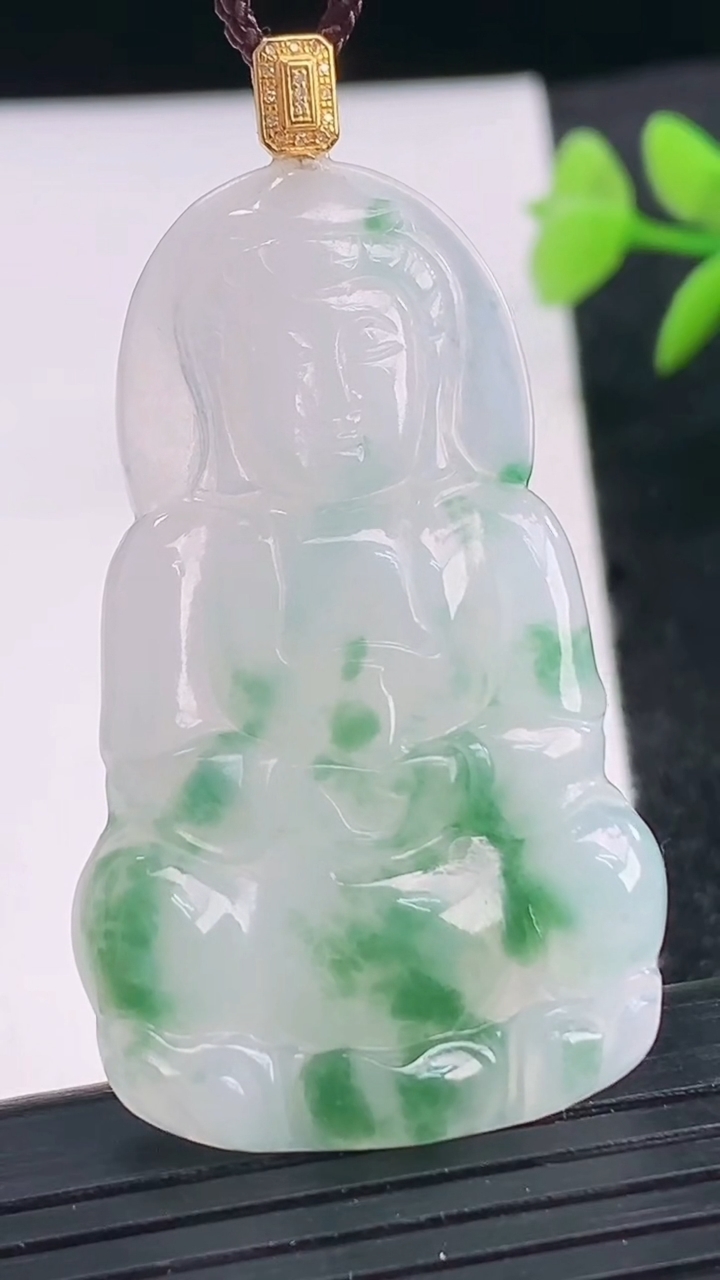 天然A货翡翠18K金飘花观音菩萨吊坠尺寸47-27.7-4.4重量:9.53g
3月25日