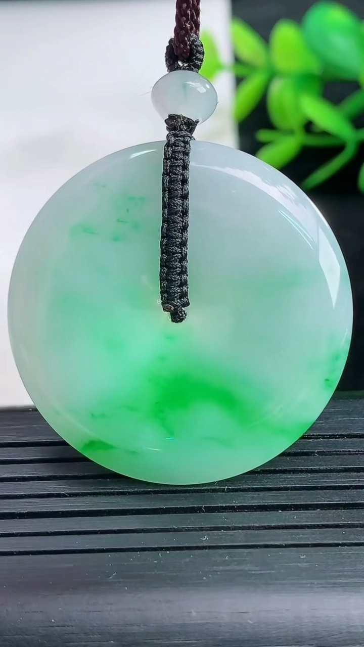 天然A货翡翠平安扣吊坠尺寸37-5.7重量:17.73g
3月25日