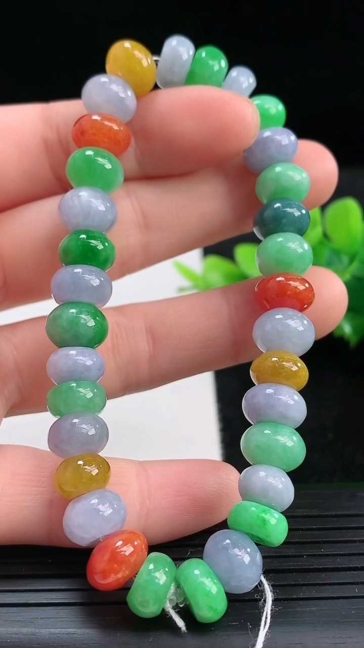 天然A货翡翠四彩算盘珠手串尺寸8.5-4.2重量:29.27g3月25日
工厂直销收藏佳品,种好水足，色泽均匀，有种有色，上手高大气！
